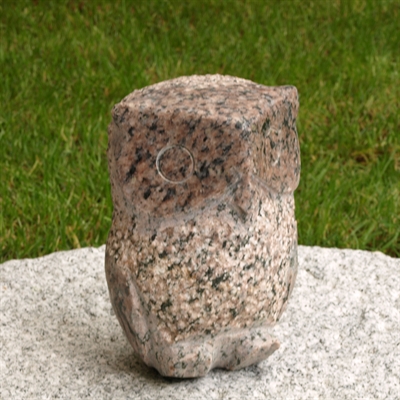 Ugle delvis poleret højde 15 cm, rød granit 